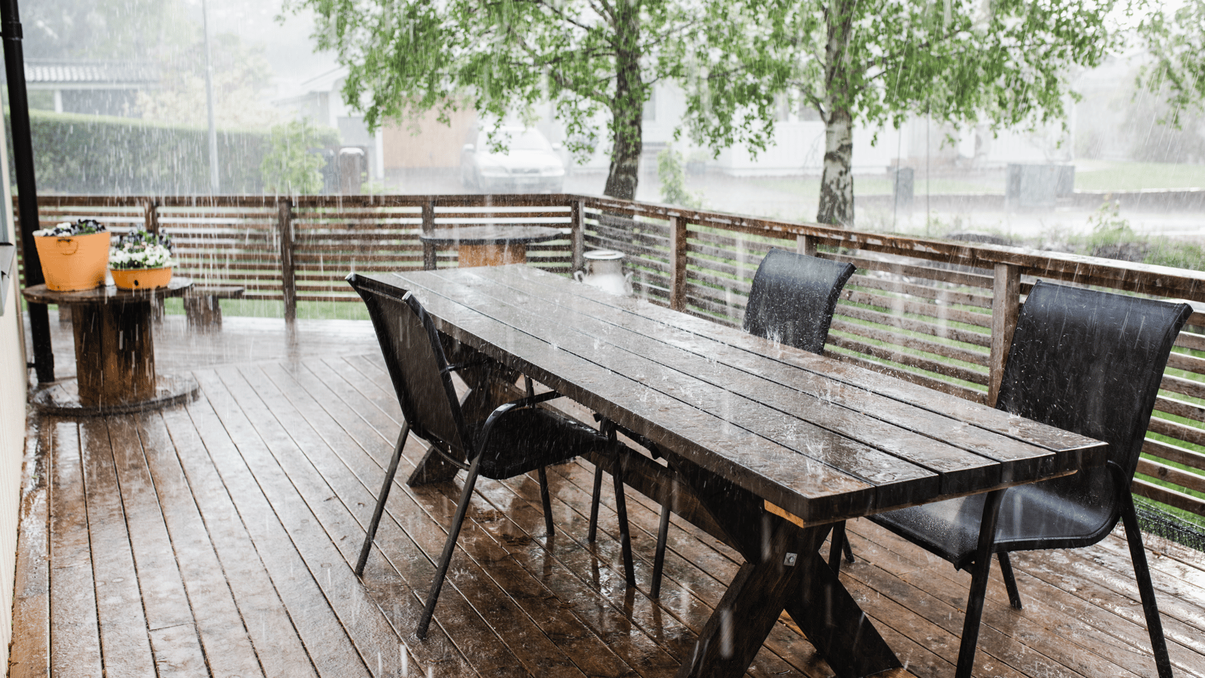 Kraftig regn på terrasse med havemøbler 